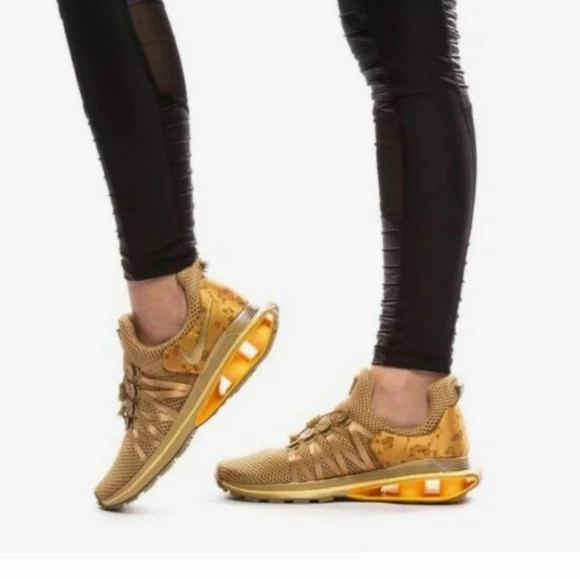 Women's Nike Athletic Shoe Shox Gravity Metallic - Picture 13 of 13